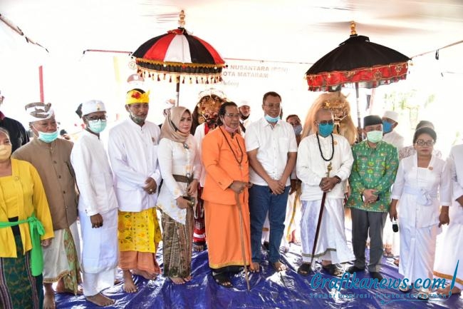 Gubernur NTB Dr. Zulkieflimansyah bersama Umat Hindu di pantai Loang Baloq
